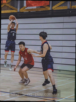 星空与足球运动员剪影融合的数据可视化抽象图